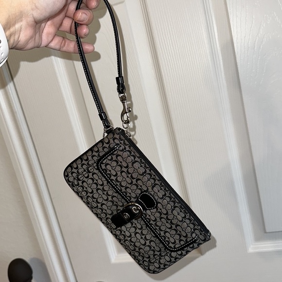 Coach wristlet - Picture 7 of 7